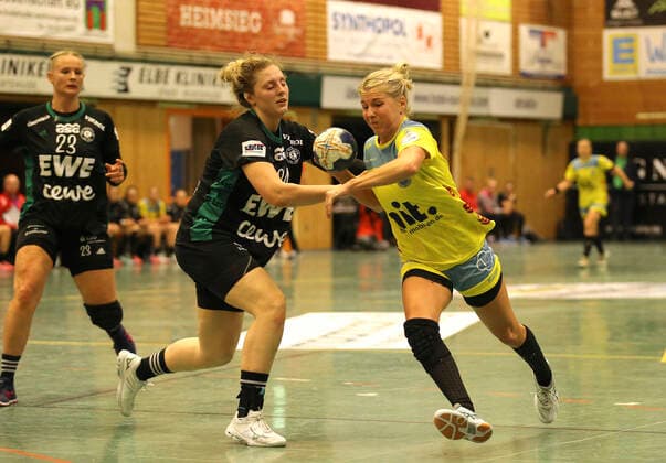 Photo at the ball Lone Fischer , she throws against Helena Mikkelsen Oldenburg Handball 1 Bundesliga Women , at Wed 09 10 2019 BSV Buxtehude Oldenburg 31 24