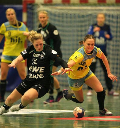 Photo Helena Mikkelsen Oldenburg against Lisa Prior , yellow handball 1 Bundesliga women , on Wed 09 10 2019 BSV Buxtehude Oldenburg 31 24