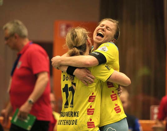 Photo Victory celebration with the players Friederike Gubernatis Buxtehude , and left Isabelle Dölle Handball 1 Bundesliga Women , on Wed 09 10 2019 BSV Buxtehude Oldenburg 31 24
