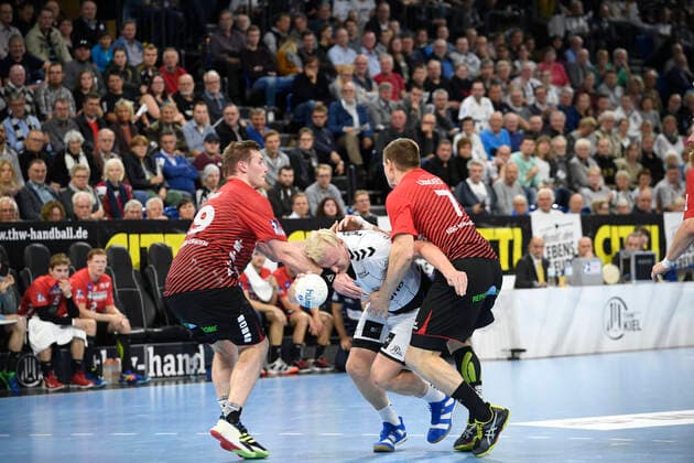 Patrick Wiencek THW Kiel between Pavel Mickal HSG Nordhorn Lingen and Toon Leenders HSG Nordhorn Lingen , Handball Bundesliga, Liqui Moly HBL, Men, 9 Matchday, THW Kiel vs. HSG Nordhorn Lingen, 10 10 19 Kiel Sparkassen Arena Schleswig Holstein Germany
