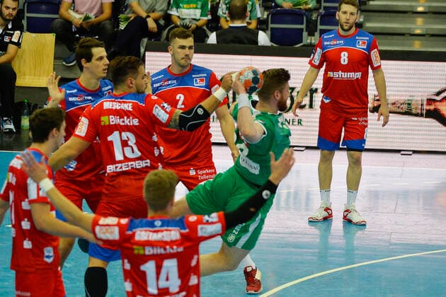 LIQUI MOLY Handball Bundesliga 2019 2020, 9 matchday, SC DHfK Leipzig vs. HBW Balingen Weilstetten 10 10 2019 Goal throw by Maciej Gebala Kreislaufufer DHfK Leipzig, back number 28 against Benjamin Meschke Kreislaufufer Balingen Weilstetten, back number 13 , Oddur Gretarsson Aussenspieler Balingen Weilstetten, back number 14 , Rene Zobel backspace player Balingen Weilstetten, back number 2 , Gregor Thomann external player Balingen Weilstetten, back number 8 v l n r in handball Bundesliga game Leipzig vs. Balingen Weilstetten Leipzig Saxony Germany Arena Leipzig