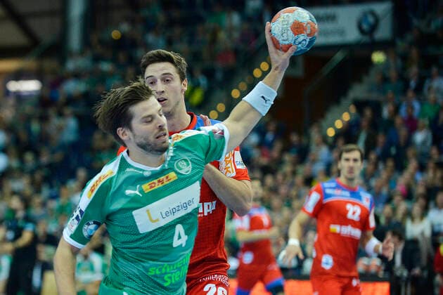 LIQUI MOLY Handball Bundesliga 2019 2020, 9 matchday, SC DHfK Leipzig vs. HBW Balingen Weilstetten 10 10 2019 Goal throw Patrick Wiesmach Outside player DHfK Leipzig, back number 4 left against Lukas Saueressig Backspace player Balingen Weilstetten, back number 26 right in Handball Bundesliga Spiel Leipzig vs. Balingen Weilstetten Leipzig Saxony Germany Arena Leipzig