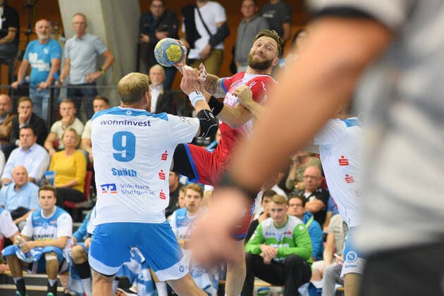Fabian van Olphen TVB Lemgo Lippe 10 against Manuel Spaeth TVB 1898 Stuttgart 9 Handball, Men, DKB , LIQUI MOLY Handball Bundesliga, 10 10 2019, Photo TBaur Eibner TVB 1898 Stuttgart vs. TBV Lemgo Lippe Stuttgart Copyright: xEIBNER TobiasxBaurx EP_TBR