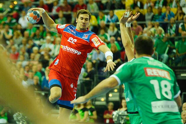 LIQUI MOLY Handball Bundesliga 2019 2020, 9 Matchday, SC DHfK Leipzig vs. HBW Balingen Weilstetten 10 10 2019 Jona Schoch Backspace player Balingen Weilstetten, back number 22 left in goal throw against Philipp Mueller Backspace player DHfK Leipzig, back number 18 left in Handball Bundesliga Spiel Leipzig vs. Balingen Weilstetten Leipzig Saxony Germany Arena Leipzig