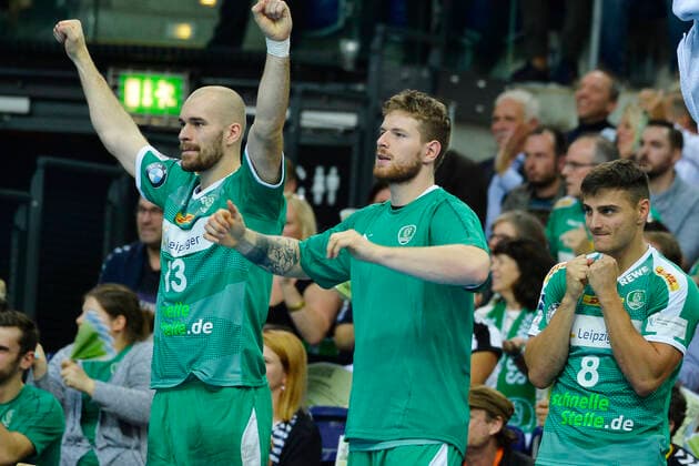 LIQUI MOLY Handball Bundesliga 2019 2020, 9 Matchday, SC DHfK Leipzig vs. HBW Balingen Weilstetten 10 10 2019 Maximilian Janke Rueckraumspieler DHfK Leipzig, Rueckennummmer 13 , Gregor Remke Rueckraumspieler DHfK Leipzig, Rueckennummmer 25 , Lucas Krzikalla Aussenspieler DHfK Leipzig, Rueckennummmer 8 v l n r cheer the DHfK victory in the Handball Bundesliga game Leipzig vs. Balingen Weilstetten Leipzig Sachsen Deutschland Arena Leipzig.