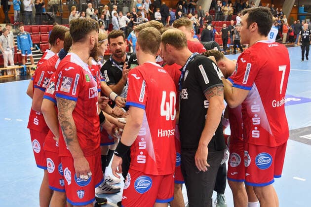 the circle of Lemgoers after the game Handball, Men, DKB , LIQUI MOLY Handball Bundesliga, 10 10 2019, photo TBaur Eibner TVB 1898 Stuttgart vs. TBV Lemgo Lippe Stuttgart Copyright: xEIBNER TobiasxBaurx EP_TBR