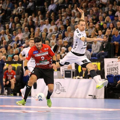 Photo on the ball Pavel MICKAL Nordhorn against Ole Rahmel , right Handball Men 1 Bundesliga am Do 10 10 2019 THW Kiel HSG Nordhorn Lingen