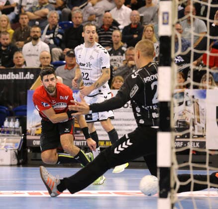Photo Goal throw Pavel MICKAL Nordhorn against goalkeeper Dario Quenstedt THW Handball Men 1 Bundesliga am Do 10 10 2019 THW Kiel HSG Nordhorn Lingen
