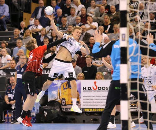 Photo Goal throw by Gisli Kristjansson THW against Lutz HEINY Handball Men 1 Bundesliga am Do 10 10 2019 THW Kiel HSG Nordhorn Lingen 31 23
