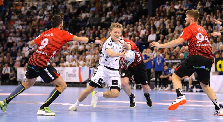 Photo Goal throw by Gisli Kristjansson THW against Pavel MICKAL and right Georg PÖHLE Handball Men 1 Bundesliga am Do 10 10 2019 THW Kiel HSG Nordhorn Lingen 31 23