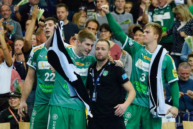 LIQUI MOLY Handball Bundesliga 2019 2020, 9 Matchday, SC DHfK Leipzig vs. HBW Balingen Weilstetten 10 10 2019 Marko Mamic Back Space Player DHfK Leipzig, Back Number 22 , Viggo Kristjansson Back Space Player DHfK Leipzig, Back Number 73 , Andre Haber coach SC DHfK Leipzig , Franz Semper backspace player DHfK Leipzig, backnumber 3 v l n r cheer the DHfK victory in handball Bundesliga game Leipzig against Balingen Weilstetten Leipzig Sachsen Deutschland Arena Leipzig