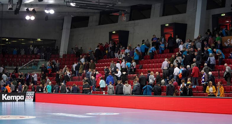 BAU 10 10 2019 Stuttgart Handball TVB Stuttgart vs. TBV Lemgo Lippe, feature, fans have to leave the hall due to a technical fault