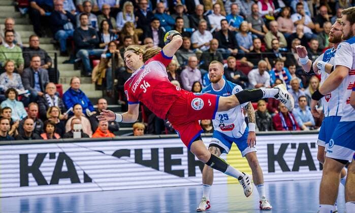 Cederholm, Andreas TBV Lemgo 34 behind Zieker, Patrick TVB Stuttgart 25 at the match in the Handball Bundesliga, TVB 1898 Stuttgart TBV Lemgo Lippe Stuttgart 10 10 19 Handball 9 Spieltag , Stuttgart Baden Wuerttemberg Germany