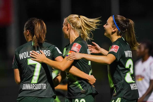 COLOGNE, GERMANY - OCTOBER 11: Players of Vfl Wolfsburg celebrate Sara Gunnarsdottir s goal during the Die Liga Women s league match between 1. FC Köln and Vfl Wolfsburg at Franz-Kremer-Stadion on October 11, 2019 in Cologne, Germany (Photo by Daniela Porcelli SPP) Copyright: xDanielaxPorcellix 20191011-19-23-35-DJP05558