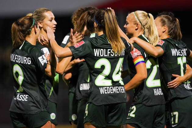 Sport Bilder des Tages COLOGNE, GERMANY - OCTOBER 11: Players of Vfl Wolfsburg celebrate Sara Gunnarsdottir s goal during the Die Liga Women s league match between 1. FC Köln and Vfl Wolfsburg at Franz-Kremer-Stadion on October 11, 2019 in Cologne, Germany (Photo by Daniela Porcelli SPP) Copyright: xDanielaxPorcellix 20191011-19-23-37-DJP05567