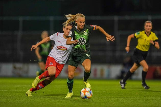 COLOGNE, GERMANY - OCTOBER 11: Pernille Harder of Vfl Wolfsburg attacking with the ball during the Die Liga Women s league match between 1. FC Köln and Vfl Wolfsburg at Franz-Kremer-Stadion on October 11, 2019 in Cologne, Germany (Photo by Daniela Porcelli SPP)  Copyright: xDanielaxPorcellix 20191011-19-18-16-DJP05492