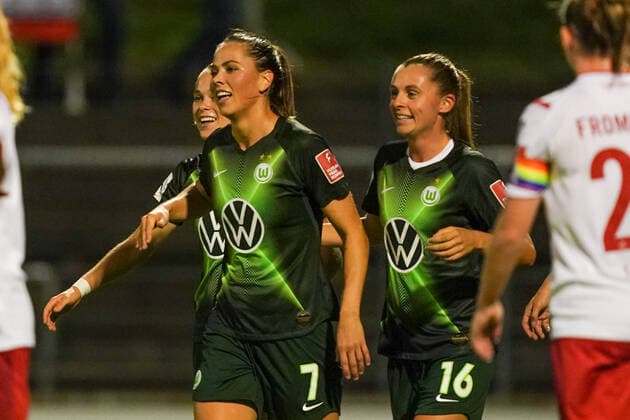 COLOGNE, GERMANY - OCTOBER 11: Players of Vfl Wolfsburg celebrate the brace of Sara Björk Gunnarsdottir the Die Liga Women s league match between 1. FC Köln and Vfl Wolfsburg at Franz-Kremer-Stadion on October 11, 2019 in Cologne, Germany (Photo by Daniela Porcelli SPP) Copyright: xDanielaxPorcellix 20191011-19-56-05-DJP05842