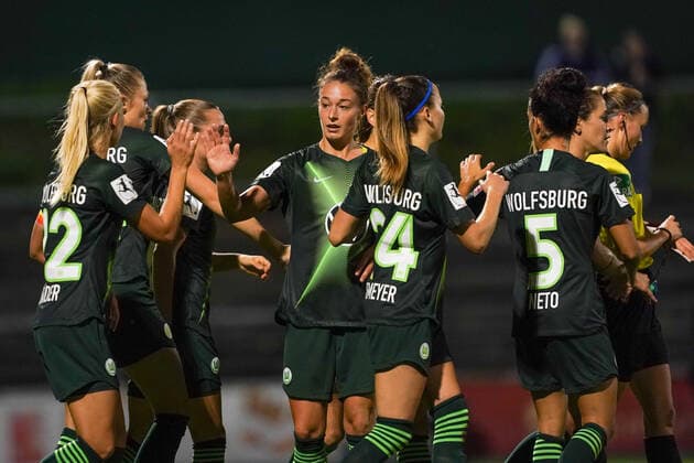 COLOGNE, GERMANY - OCTOBER 11: Players of Vfl Wolfsburg celebrate Fridolina Rolfö s goal during the Die Liga Women s league match between 1. FC Köln and Vfl Wolfsburg at Franz-Kremer-Stadion on October 11, 2019 in Cologne, Germany (Photo by Daniela Porcelli SPP) Copyright: xDanielaxPorcellix 20191011-20-23-37-DJP05954