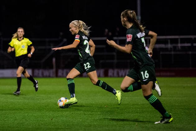 FlyerAlarm Women Football Bundesliga 1 FC Cologne VfL Wolfsburg 11 10 2019 Pernille Harder 22, VfL Wolfsburg , FlyerAlarm Women Football Bundesliga 1 FC Cologne VfL Wolfsburg, Cologne, Franz Kremer Stadium DFL REGULATIONS PROHIBIT ANY USE OF PHOTOGRAPHS AS IMAGE SEQUENCES AND OR QUASI VIDEO Copyright: xBEAUTIFULxSPORTS Wunderlx