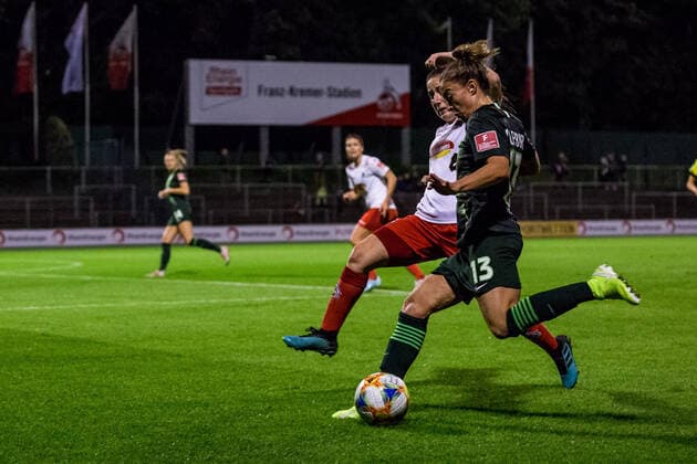 FlyerAlarm Women Football Bundesliga 1 FC Koeln VfL Wolfsburg 11 10 2019 Francesca Calo 2, 1 FC Koeln , Felicitas Rauch 13, VfL Wolfsburg , FlyerAlarm Women Football Bundesliga, 1 FC Koeln VfL Wolfsburg, Koeln, Franz Kremer Stadium DFL REGULATIONS PROHIBIT ANY USE OF PHOTOGRAPHS AS IMAGE SEQUENCES AND OR QUASI VIDEO Copyright: xBEAUTIFULxSPORTS Wunderlx