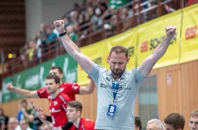 Germany, Würzburg, s Oliver Arena, 11 10 2019, Handball, 2 Bundesliga, DJK Rimpar Wölfe SG BBM Bietigheim Picture v l Coach Hannes Jon Jonsson SG BBM Bietigheim celebrates victory, rejoice, cheer, emotions Copyright: HMBxMedia xHeikoxBecker