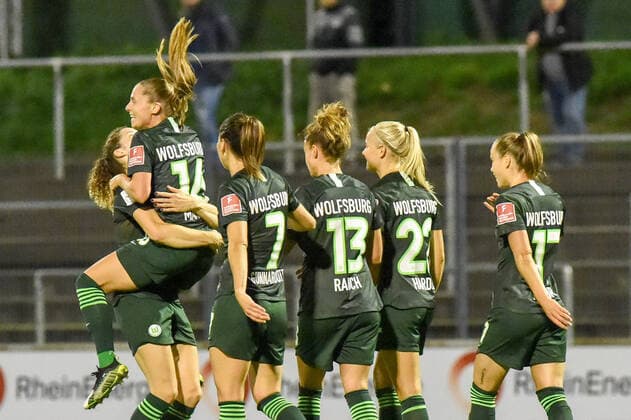 Players from VfL Wolfsburg cheer the 0 2 by Noelle Maritz Wolfsburg, 16 , 2 v li , cheer over a goal, cheer, goal jubilation, goal success, celebrate the goal, goal, celebration, cheer over the goal, optimistic, Action, Aktion, 11 10 2019, Cologne Germany , Football, Flyeralarm Frauen Bundesliga, 1 FC Köln VfL Wolfsburg, DFB DFL REGULATIONS PROHIBIT ANY USE OF PHOTOGRAPHS AS IMAGE SEQUENCES AND OR QUASI VIDEO xmhx