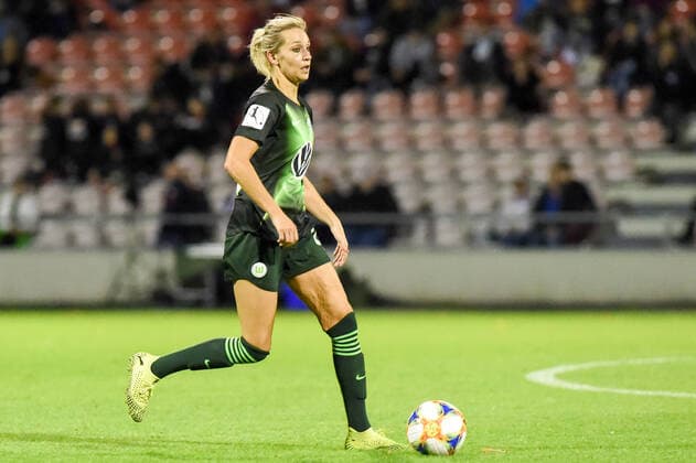 Lena Goeßling Wolfsburg, 28 am Ball, game scene, clipping, full body, single picture, action, action, 11 10 2019, Cologne Germany , football, flyer alarm women Bundesliga, 1 FC Cologne VfL Wolfsburg, DFB DFL REGULATIONS PROHIBIT ANY USE OF PHOTOGRAPHS AS IMAGE SEQUENCES AND OR QUASI VIDEO xmhx