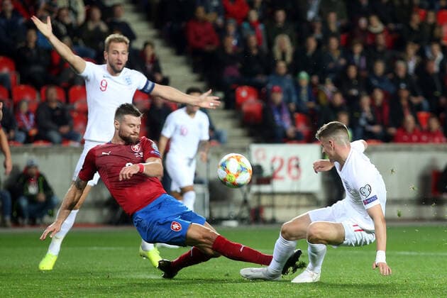 Czech Republic v England UEFA EURO, EM, Europameisterschaft,Fussball 2020 Qualifiers Ondrej Celustka of Czech Republic and Mason Mount of England in action during the UEFA Euro 2020 Qualifiers match at Sinobo Stadium, Prague Content Not Available For UK Newspapers Copyright: xPaulxChestertonx FIL-13738-0225
