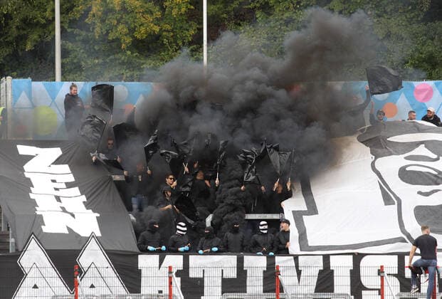 Bilder des Jahres 2019, Sport 10 Oktober Sport Themen der Woche KW41 Sport Bilder des Tages 12.10.2019, xklex, Fussball Regionalliga Suedwest, 1.FC Saarbruecken - VfR Aalen emspor, v.l. Fans des VfR Aalen, Choreo, Choreographie, Fahnen, Pyro, Pyrotechnik, Rauch (DFL DFB REGULATIONS PROHIBIT ANY USE OF PHOTOGRAPHS as IMAGE SEQUENCES and or QUASI-VIDEO) Voelklingen *** 12 10 2019, xklex, Southwest Regional Football League, 1 FC Saarbruecken VfR Aalen emspor, v l Fans of VfR Aalen, choreography, choreography, flags, pyro, pyrotechnics, smoke DFL DFB REGULATIONS PROHIBIT ANY USE OF PHOTOGRAPHS as IMAGE SEQUENCES and or QUASI VIDEO Voelklingen