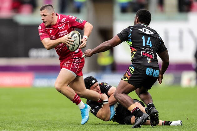 Bilder des Jahres 2019, Sport 10 Oktober Sport Themen der Woche KW41 Sport Bilder des Tages Guinness PRO14, Llanelli, Wales, United Kingdom 12 10 2019 Scarlets vs Zebre Scarlets Steff Evans with James Elliot and Paula Balekana of Zebre Steff Evans with James Elliot and Paula Balekana 12 10 2019  Copyright: x©INPHO LaszloxGeczox LG1_0718