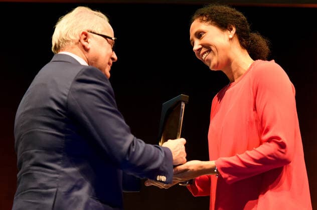 Bilder des Jahres 2019, Sport 10 Oktober Sport Themen der Woche KW41 Festtag für den Frauenfußball. Aufnahme der Gründungself der Frauen in die HALL OF FAME am im Deutschen Fußball Museum am 12.10.2019 in Dortmund (Nordrhein-Westfalen). Fritz Keller, DFB Präsident, Steffi Jones, halbe Figur, Portrait, Mimik, Lachen, Freude, übergibt Trophäe, *** The HALL OF FAME at the German Football Museum on 12 10 2019 in Dortmund North Rhine-Westphalia Fritz Keller, DFB President, Steffi Jones, half figure, portrait, facial expression, laughter, joy, hands over trophy, Copyright: xKirchner ChristopherxNeundorfx