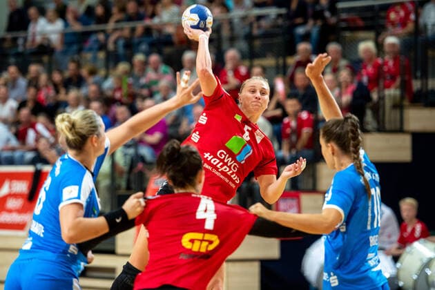 Saskia Lang SV Union Halle at the goal throw Brigita Ivanauskaite Rödertal and Tammy Kreibich Rödertal are in the block SV Union Halle Neustadt Wildcats vs HC Rödertal e V the Rödertal bees HCR Handball 2 Bundesliga Season 2019 2020 Copyright xVIADATAx xHolgerxJohnx Halle Saale Sachsen Anhalt Germany
