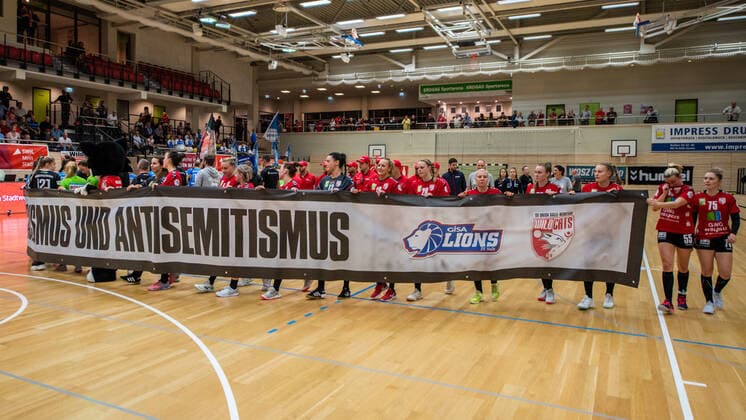 Action of the 4 professional clubs of Halle against racism and anti-Semitism Involved are the Wildcats, Saale Bulls , the Lions and the HFC SV Union Halle Neustadt Wildcats vs HC Rödertal e V the Rödertal bees HCR Handball 2 Bundesliga Saison 2019 2020 Copyright xVIADATAx xHolgerxJohnx Halle Saale Sachsen Anhalt Germany