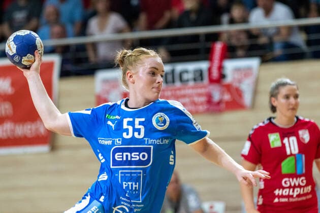 12 10 2019, Handball, Women, 2 Bundesliga, SV Union Halle Neustadt HC Roedertal, Rabea Pollakowski Roedertal vom Siebenmeterpunkt, Nadine Smit Union Halle r Halle Erdgas Sportarena ST Germany