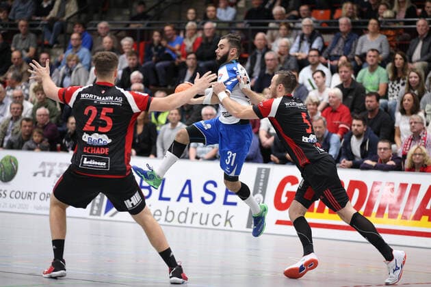 Bjoern Zintel TV 05 07 Huettenberg 31 against Moritz Schade TuS N Luebbecke 25 left and Jo Gerrit Genz TuS N Luebbecke 5 right GER, Handball, 2 Bundesliga, TuS N Luebbecke against TV 05 07 Huettenberg, 12 10 2019 Luebbecke Copyright: xEIBNER JanxStrohdiekx EP_JSK