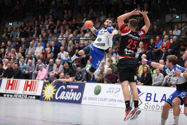 Bjoern Zintel TV 05 07 Huettenberg 31 against Moritz Schade TuS N Luebbecke 25 right GER, Handball, 2 Bundesliga, TuS N Luebbecke against TV 05 07 Huettenberg, 12 10 2019 Luebbecke Copyright: xEIBNER JanxStrohdiekx EP_JSK