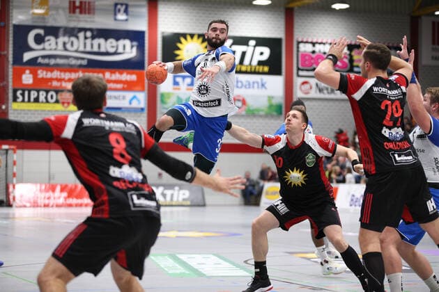 Bjoern Zintel TV 05 07 Huettenberg 31 v v l Jens Bechtloff TuS N Luebbecke 8 , Lukasz Gierak TuS N Luebbecke 10 , Marian Orlowski TuS N Luebbecke 29 GER, Handball, 2 Bundesliga, TuS N Luebbecke v TV 05 07 Huettenberg, 12 10 2019 Luebbecke Copyright: xEIBNER JanxStrohdiekx EP_JSK