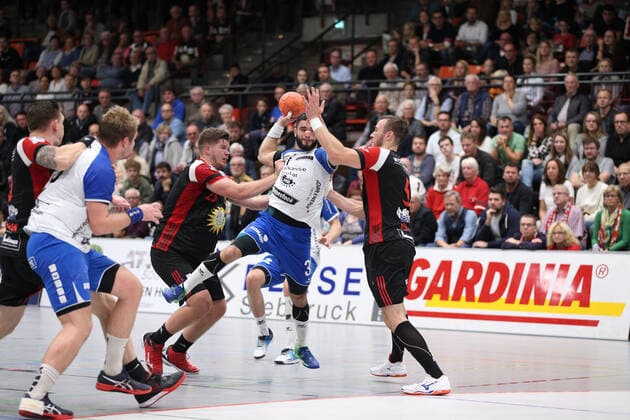 Bjoern Zintel TV 05 07 Huettenberg 31 against Moritz Schade TuS N Luebbecke 25 left and Jo Gerrit Genz TuS N Luebbecke 5 right GER, Handball, 2 Bundesliga, TuS N Luebbecke against TV 05 07 Huettenberg, 12 10 2019 Luebbecke Copyright: xEIBNER JanxStrohdiekx EP_JSK