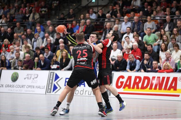 Hendrik Schreiber TV 05 07 Huettenberg 51 against Moritz Schade TuS N Luebbecke 25 front and Peter Strosack TuS N Luebbecke 14 right GER, Handball, 2 Bundesliga, TuS N Luebbecke against TV 05 07 Huettenberg, 12 10 2019 Luebbecke Copyright: xEIBNER JanxStrohdiekx EP_JSK