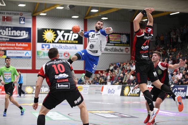 Bjoern Zintel TV 05 07 Huettenberg 31 against Lukasz Gierak TuS N Luebbecke 10 left and Marian Orlowski TuS N Luebbecke 29 right GER, Handball, 2 Bundesliga, TuS N Luebbecke against TV 05 07 Huettenberg, 12 10 2019 Luebbecke Copyright: xEIBNER JanxStrohdiekx EP_JSK