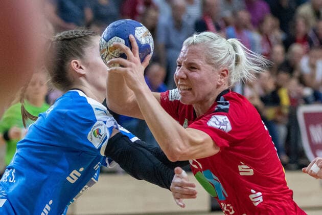 12 10 2019, Handball, Women, 2 Bundesliga, SV Union Halle Neustadt HC Roedertal, Sophie Lütke Union Halle r , Saskia Nuehse Roedertal l Halle Erdgas Sportarena ST Germany