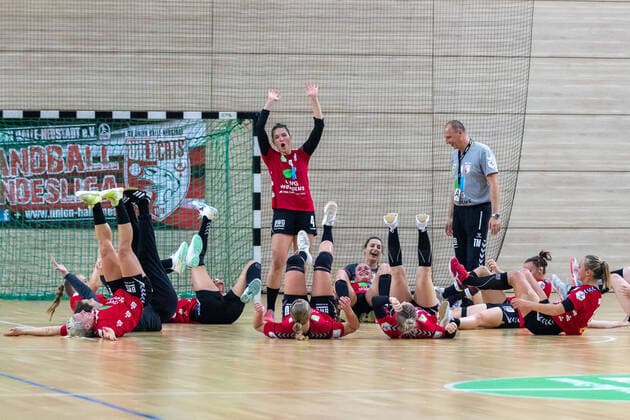 12 10 2019, Handball, Women, 2 Bundesliga, SV Union Halle Neustadt HC Roedertal, the Union players cheer after their victory Halle Erdgas Sportarena ST Germany