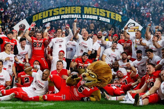 Bilder des Jahres 2019, Sport 10 Oktober Sport Themen der Woche KW41 Sport Bilder des Tages 12.10.2019, xmkx, American Football German Bowl XLI GFL Finale, New Yorker Lions Braunschweig - Schwaebisch Hall Unicorns v.l. Deutscher Meister 2019 New Yorker Lions Braunschweig Frankfurt am Main Hessen Deutschland (DE) *** 12 10 2019, xmkx, American Football German Bowl XLI GFL Final, New Yorker Lions Braunschweig Schwaebisch Hall Unicorns v l German Champion 2019 New Yorker Lions Braunschweig Frankfurt am Main Hessen Germany DE