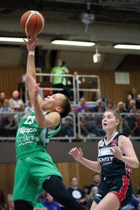 Flippo Baskets BG 74 Göttingen XCYDE Angels Nördlingen Basketball Ladies Basketball Bundesliga DBBL , Season 2019 2020, Flippo Baskets BG 74 Göttingen XCYDE Angels Nördlingen, 12 10 2019, Göttingen Göttingens Cayla McMorris l plays against Nördlingens Luisa Geiselsöder Göttingen Lower Saxony Germany