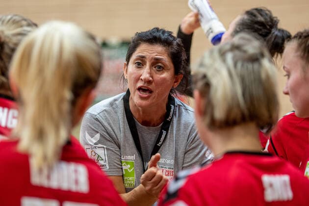 Tanja Logvin head coach, SV Union Halle gives instructions SV Union Halle Neustadt Wildcats vs. HC Rödertal e V the Rödertal bees HCR Handball 2 Bundesliga season 2019 2020 Copyright xVIADATAx xHolgerxJohnx Halle Saale Sachsen Anhalt Germany