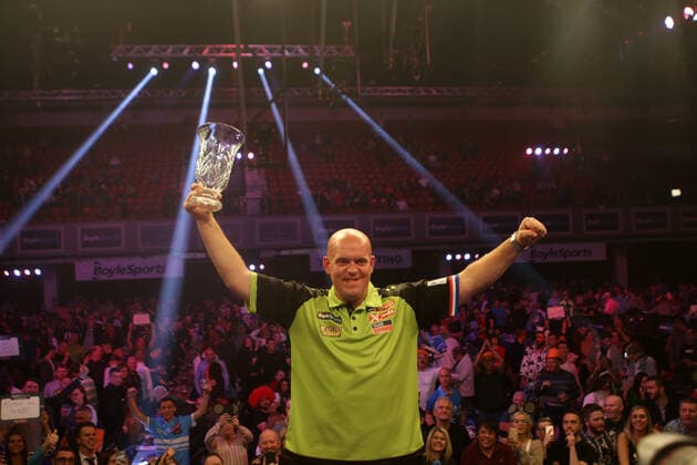 Bilder des Jahres 2019, Sport 10 Oktober Sport Themen der Woche KW41 Sport Bilder des Tages 12-10-2019 DUBLIN: Michael van Gerwen lifts this title for the FIFTH time at BoyleSports World Grand Prix Champion at the Citywest Hotel, Dublin Ireland BoyleSports World Grand Prix Darts