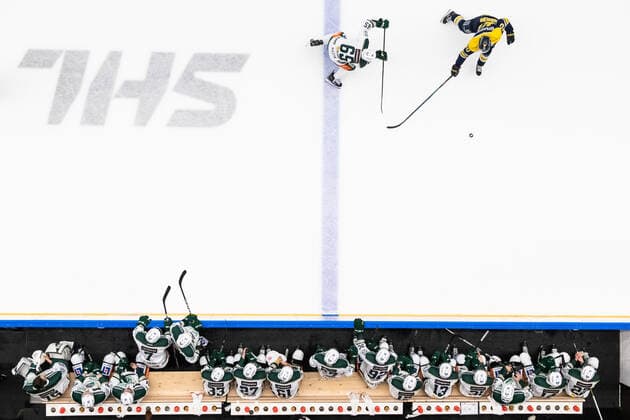 Bilder des Jahres 2019, Sport 10 Oktober Sport Themen der Woche KW41 Sport Bilder des Tages 191012 Färjestads Vojtech Mozik och HV71:s Martin Thörnberg i kamp om pucken under ishockeymatchen i SHL mellan HV71 och Färjestad den 12 oktober 2019 i Jönköping. *** 191012 Färjestads Vojtech Mozik and HV71s Martin Thörnberg in battle for the puck during the ice hockey match in SHL between HV71 and Färjestad on October 12, 2019 in Jönköping,  Copyright: MATHIASxBERGELD BB191012MB114