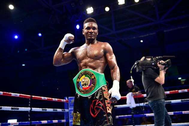 Bilder des Jahres 2019, Sport 10 Oktober Sport Themen der Woche KW41 Sport Bilder des Tages Boxen, Christian M Billi - Abraham Juarez joie de Christian M Billi (Fra) posant avec la ceinture WBC Poids Moyens BOXE : No Limit - episode X - Levallois Perret - 12 10 2019 JBAutissier Panoramic 