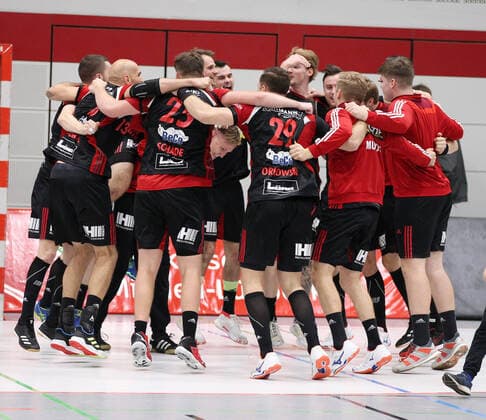 Victory celebration at TuS N Luebbecke GER, Handball, 2 Bundesliga, TuS N Luebbecke against TV 05 07 Huettenberg, 12 10 2019 Luebbecke Copyright: xEIBNER JanxStrohdiekx EP_JSK