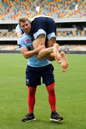 Bilder des Jahres 2019, Sport 10 Oktober Sport Themen der Woche KW41 Sport Bilder des Tages CRICKET SHIELD BULLS BLUES, David Warner of the Blues lifts Harry Conway during day 4 of the Marsh Sheffield Shield cricket match between the Queensland Bulls and the New South Wales Blues at the Gabba in Brisbane, Sunday, October 13, 2019. ( NO ARCHIVING, EDITORIAL USE ONLY, NO USE IN BOOKS WITHOUT CONSENT BRISBANE QLD AUSTRALIA  Copyright: xALBERTxPEREZx 20191013001426256687